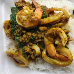 ผัดพริกแกงรวม กุ้ง หมึก หมู