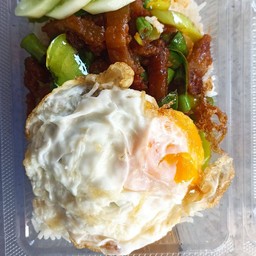 กระเพราหมูกรอบไข่ดาว(ราดข้าว)