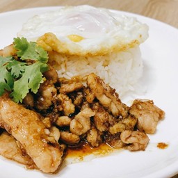 ข้าวหมูผัดกระเทียม+ไข่ดาว