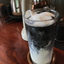 Peak-Poon latte (เปียกปูน)