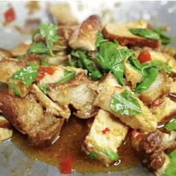 กระเพราหมูกรอบ Spicy stir fried crispy pork with basil leaves