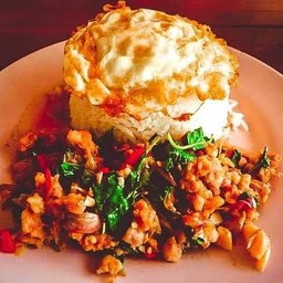 ข้าวกระเพราเนื้อ Spicy stir fried beef with basil leaves topped on rice