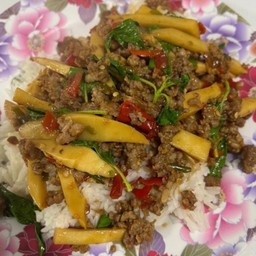 ข้าวราดผัดหน่อไม้หมู