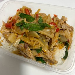 ข้าวราดผัดหน่อไม้ดองเนื้อ