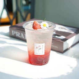 สตอเบอรี่ โซดา