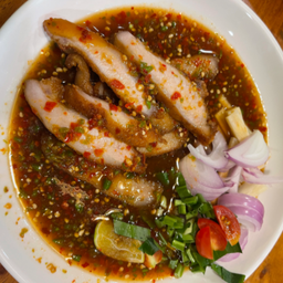 ยำคอหมูทอด