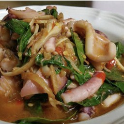 ปลาหมึกผัดฉ่า Thai spicy stir fried squids with herbs
