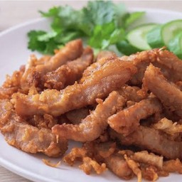 หมูทอดกระเทียมพริกไทย Deep fried pork with garlic and pepper