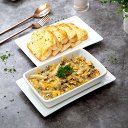 หอยลายผัดเนย กับขนมปังกระเทียม