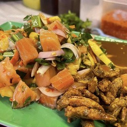 ยำแซลม่อน Salmon spicy salad
