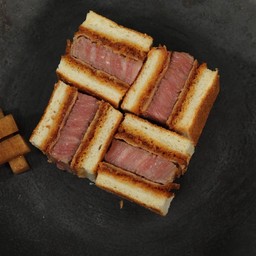 แซนวิชเนื้ิอ อาคิตะ A5 ส่วนสันใน 100 กรัม