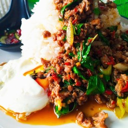 กระเพราหมูสับไข่ดาว