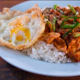 พริกแกงหมูชิ้นราดข้าว