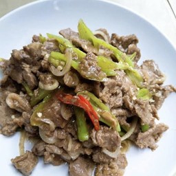 เนื้อผัดน้ำมันหอย Stir fried beef in oyster sauce