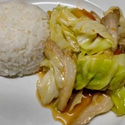 ข้าวราดผัดกะหล่ำปลีน้ำปลา