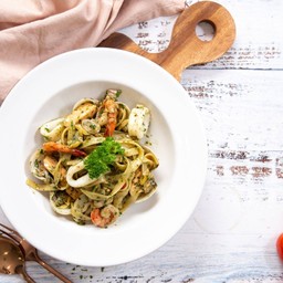 เฟตตูชินี่ซีฟู้ดซอสเพสโต้