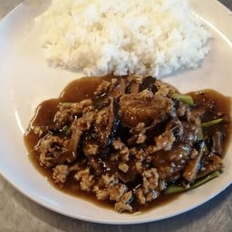 ปลากะพงน้ำแดงราดข้าว