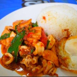 พริกแกงปลาหมึกราดข้าว