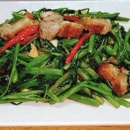 ผัดผักบุ้งหมูกรอบ Stir ffried morning glory with crispy pork