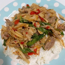 ข้าวราดผัดหน่อไม้ดองหมู
