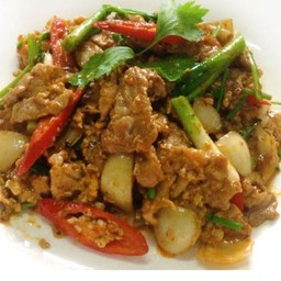 ผัดผงกระหรี่เนื้อโคขุนราดข้าว