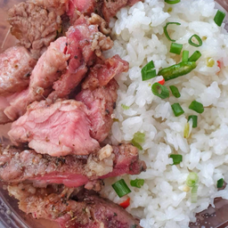 ข้าวคลุกพริกเกลือเนื้อสเต็ก