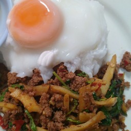 ผัดกระเพราเนื้อใส่หน่อไม้หอมๆราดข้าวไข่ดาวหอมๆต้องลอง