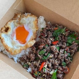 กะเพราเนื้อโคขุนไข่ดาวเป็ด