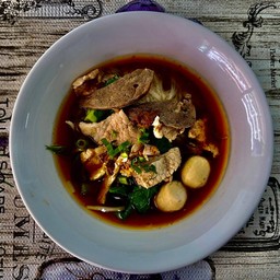 หร่อย ก๋วยเตี๋ยวหมูเลียง (สูตร จันทบุรี) ข้าวแกง (แกงป่า)