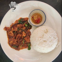 ผัดพริกแกงเนื้อราดข้าว