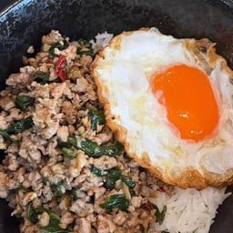 [อร่อยซ่ากับโค้ก] กะเพราหมูไข่ดาวเป็ด +  โค้ก ออริจินัล (กระป๋อง)