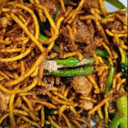 ผัดซีอิ๊วหมี่กรอบหมู