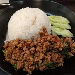 ข้าวราดผัดกะเพรา