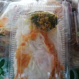 ข้าวผัดเครื่องแกงไก่ไข่ดาว