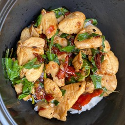 กะเพราแท้ไก่  กับข้าว