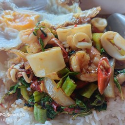 ข้าวราดกระเพราทะเล