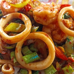 ผัดกระเพราทะเลไข่ดาว(ราดข้าว)