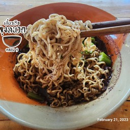 เส้นมาม่าหมู