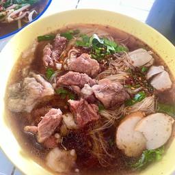 ก๋วยเตี๋ยวรวมทุกอย่าง ( เนื้อวัว ไก่ตุ๋น ไก่ทอด ลูกชิ้น )