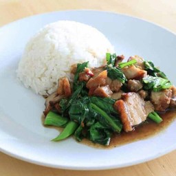 ข้าวคะน้าหมูกรอบ