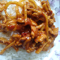 พริกแกงใส่หน่อไม้สดราดข้าว