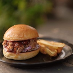 เบอร์เกอร์หมูรมควัน(Pulled Pork Burger)