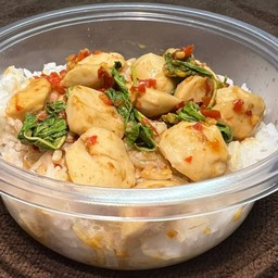 กระเพราลูกชิ้นหมู