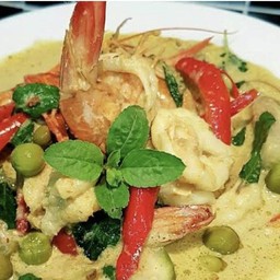 แกงเขียวหวานกุ้ง Thai green curry with prawns