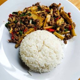 ข้าวกะเพราหหมูสับหน่อไม้