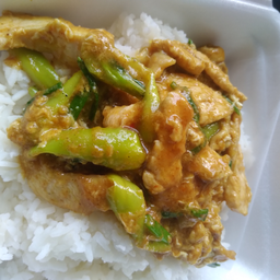 ผัดผงกะหรี่ราดข้าว