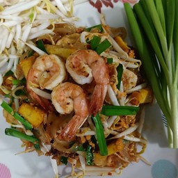 ผัดไทยกุ้งสดแบบผัดคลุก รสจัดจ้าน