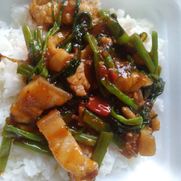 ผัดพริกแกงใส่ผักบุ้ง