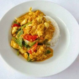 ผัดผงกระหรี่อกไก่ ราดข้าว