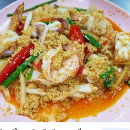 ผัดผงกระหรี่ทะเลราดข้าว (กุ้ง+หมึก)